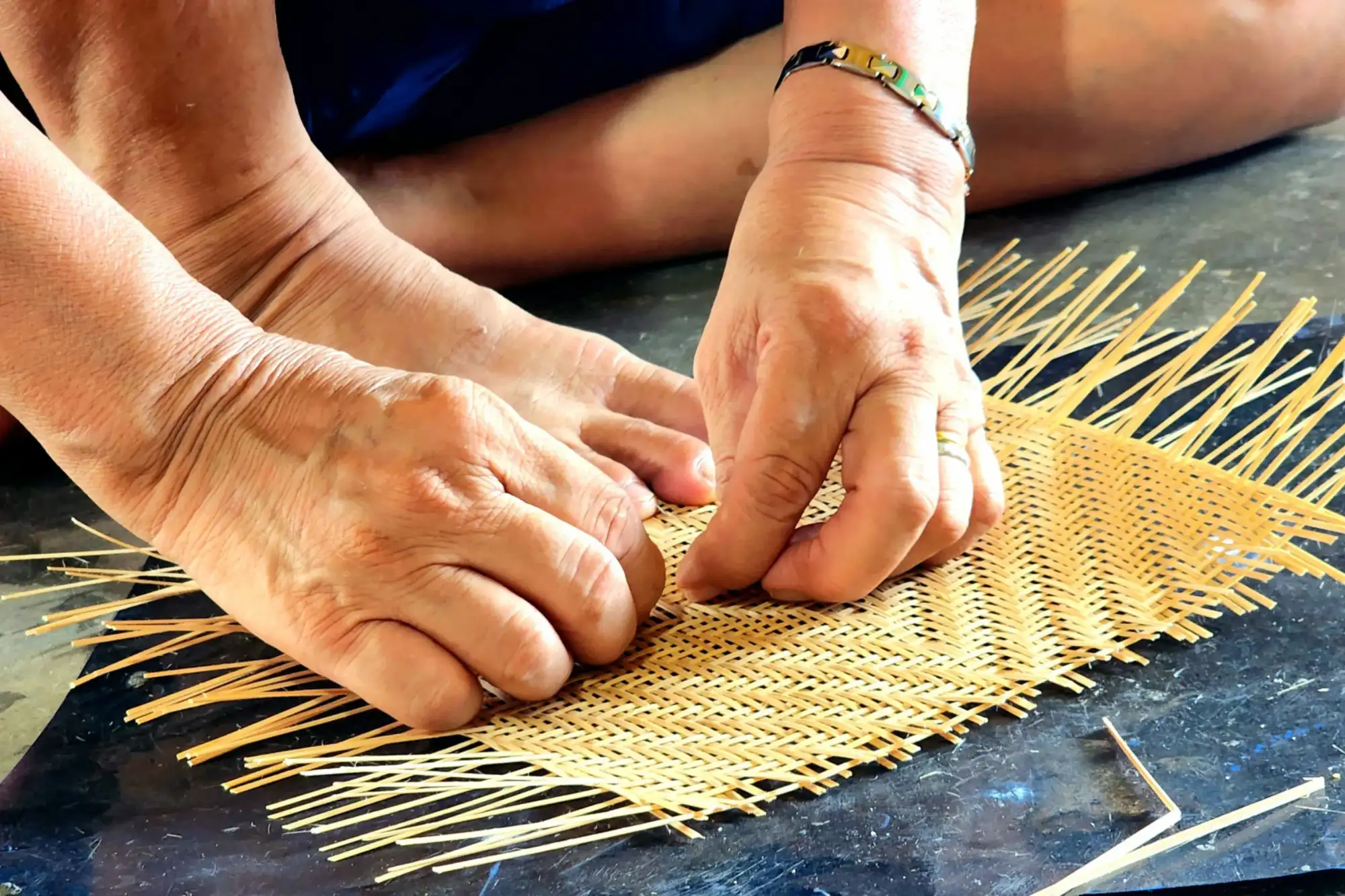 Quá trình đan mây thủ công trong sản xuất