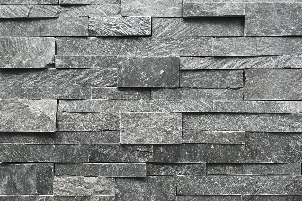 Mảng tường ốp đá slate với bề mặt phân lớp trong thiết kế ngoài trời hiện đại