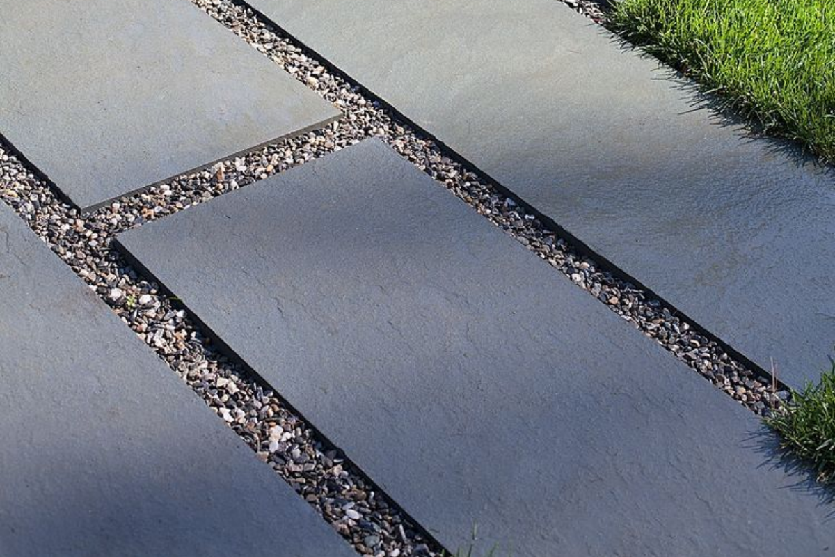 Các phiến đá bazan màu tối được sắp đặt thành lối đi sân vườn ngoài trời hiện đại