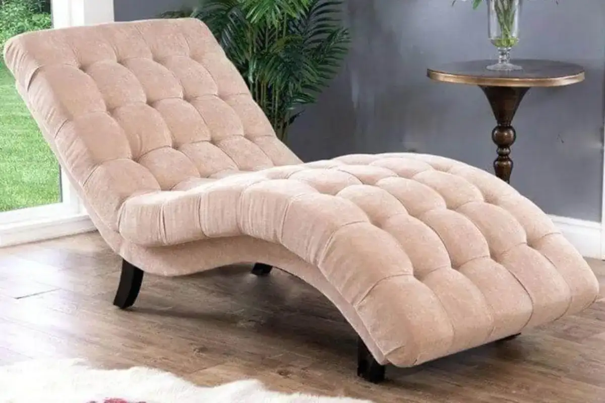 Ghế lười chaise lounge với phần gác chân liền khối và bề mặt đệm chần nút, phù hợp cho nhu cầu thư giãn toàn thân trong không gian trong nhà
