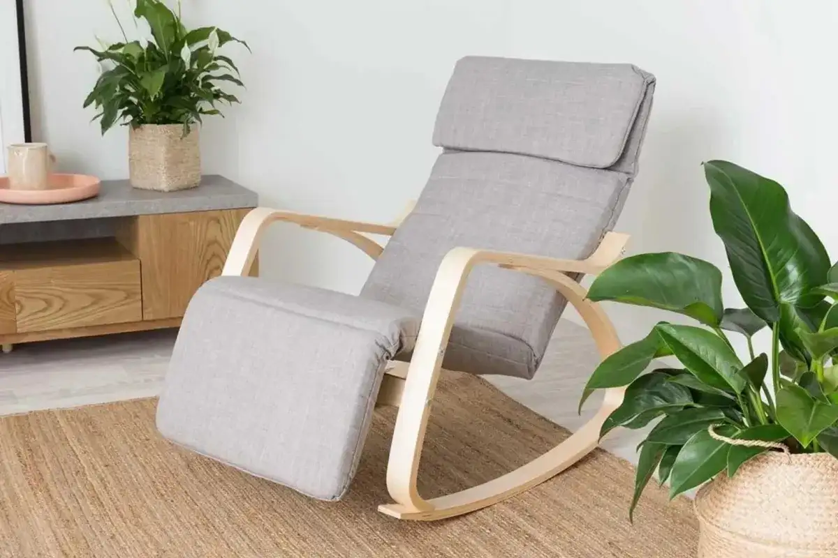 Ghế lắc thư giãn với đệm ngồi êm và phần chân gỗ cong, đặt trong góc nhà yên tĩnh để nghỉ ngơi mỗi ngày