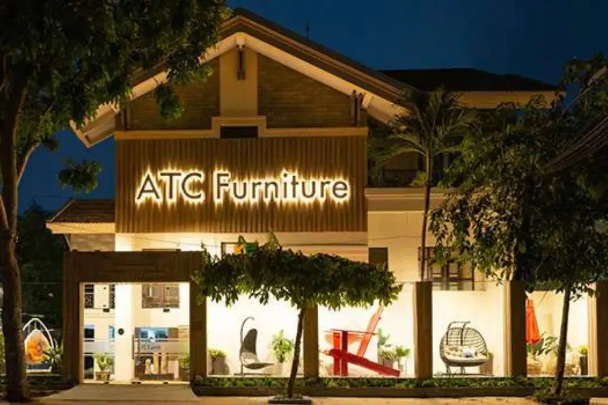 Showroom ATC Furniture vào ban đêm với bảng hiệu phát sáng và các mẫu ghế thư giãn ngoài trời được trưng bày phía trước