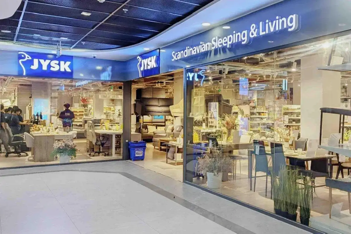 Lối vào cửa hàng JYSK trong trung tâm thương mại với các sản phẩm phòng ngủ và không gian sống phong cách Scandinavia