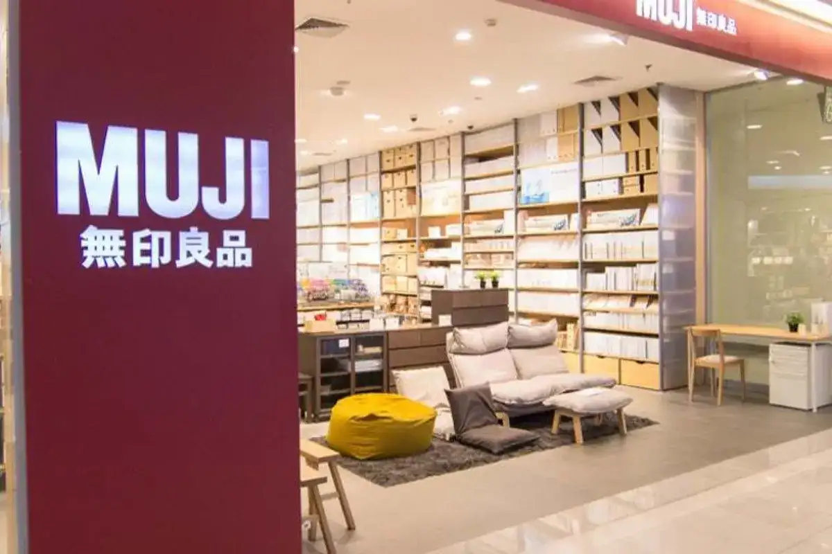 Lối vào cửa hàng MUJI với ghế thư giãn và sản phẩm nhà ở phong cách Nhật Bản tối giản được trưng bày bên trong