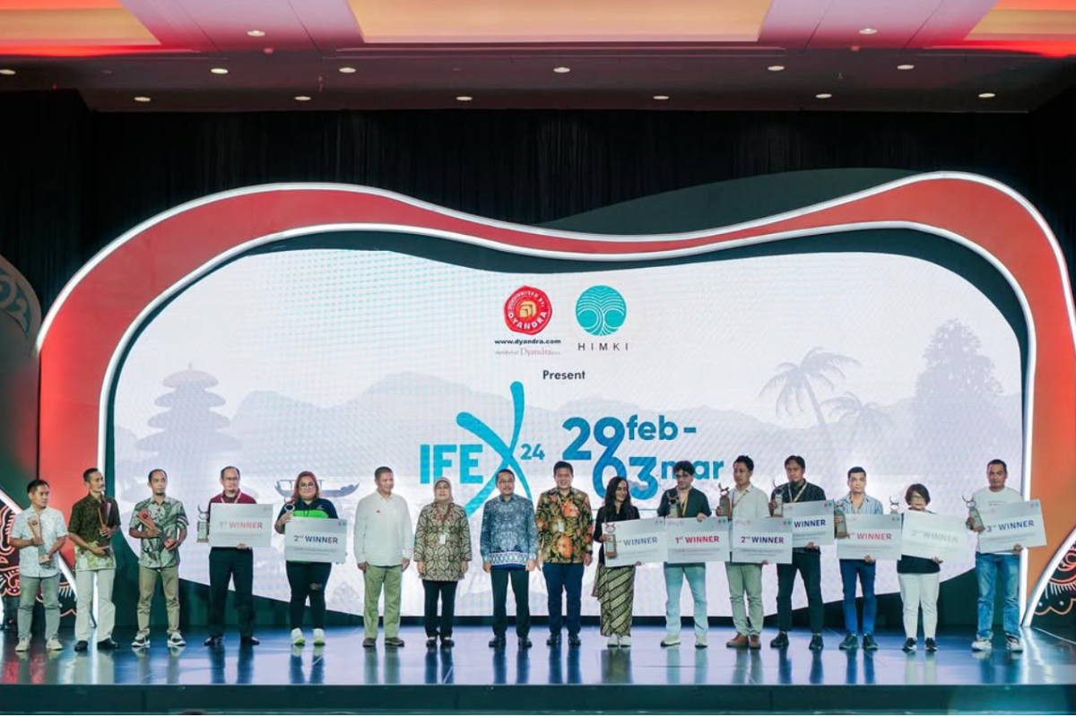 IFEX Indonesia award ceremony stage with HIMKI representatives and exhibitors at ICE BSD City 
