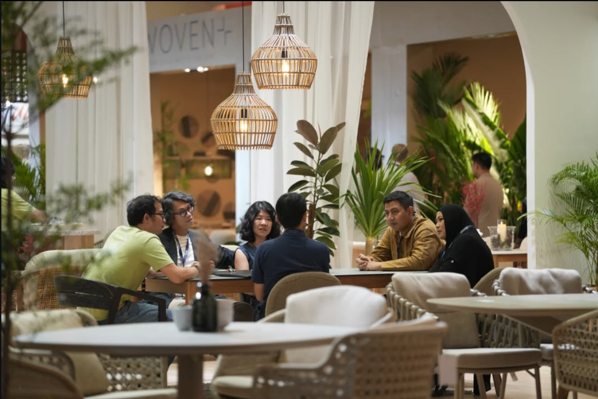 Dedicated B2B meeting area at IFEX exhibition hall with buyers and exhibitors in discussion 