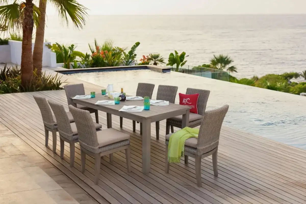 Hình ảnh HALAT kết hợp với không gian sân vườn cạnh hồ bơi