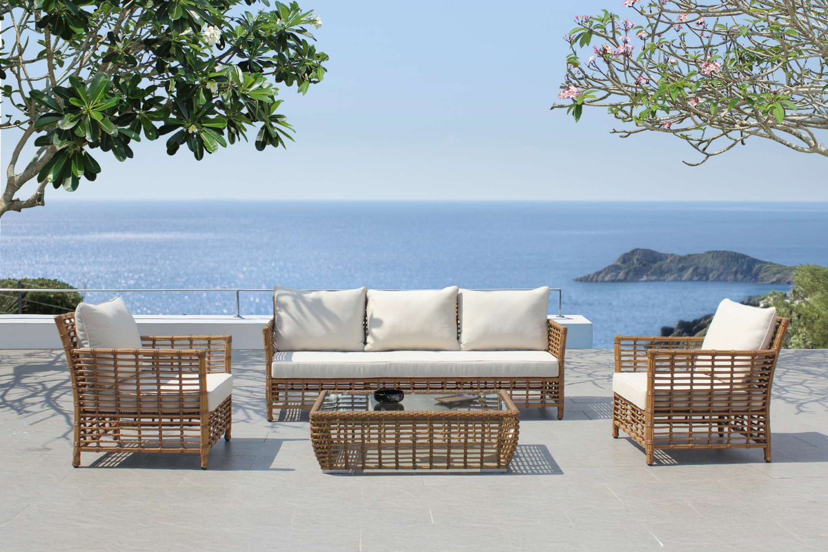 Bộ sofa ALPINE với khung nhôm nhẹ, sợi Poly Bamboo HDPE đan thủ công và nệm dày 12cm tạo nên không gian ngoài trời tự nhiên và thoáng mát với tầm nhìn hướng biển.