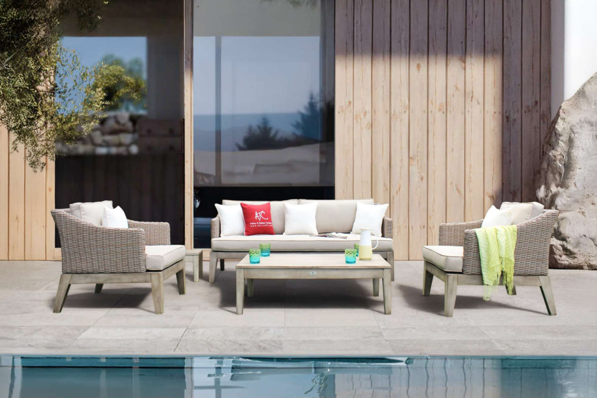 Bộ sofa Plum với lớp poly rattan đan tinh tế và nệm dày êm ái được bố trí cạnh hồ bơi, tạo nên không gian thư giãn nhẹ nhàng và hài hòa với chất liệu gỗ sáng màu.