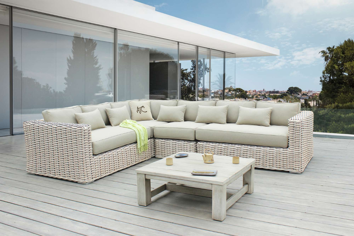 Bộ sofa góc ROSA với lớp mây nhựa đan tay và nệm dày êm ái, kết hợp bàn gỗ sáng màu tạo nên không gian ngoài trời thoải mái và hài hòa.