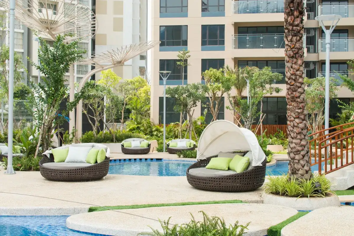 Giường tắm nắng tròn ngoài trời có mái che điều chỉnh bên hồ bơi resort
