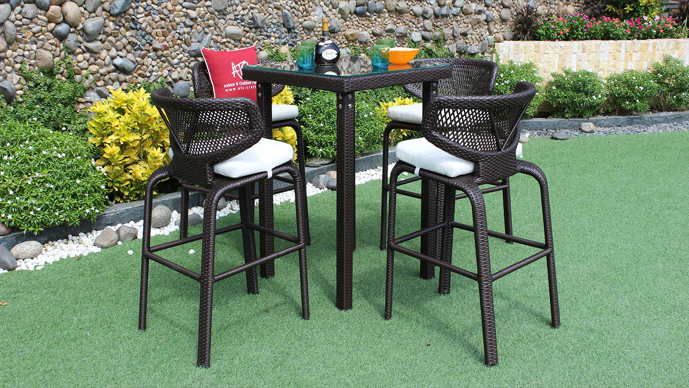 Outdoor bar table with high chairs made of PE rattan.