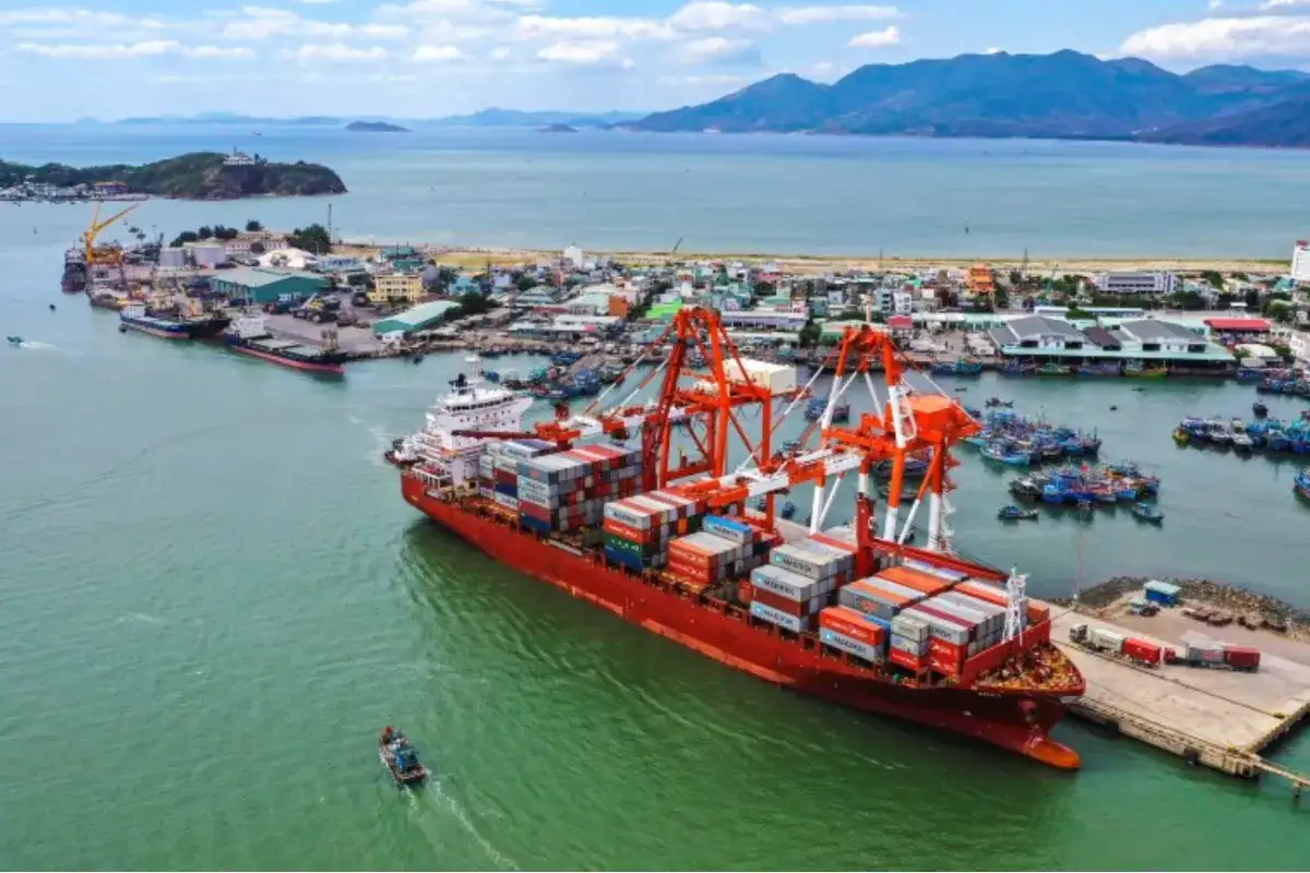 A large container ship docked at Quy Nhon Port, loaded with colorful containers, symbolizing the city’s role in sustainable and large-scale furniture exports.