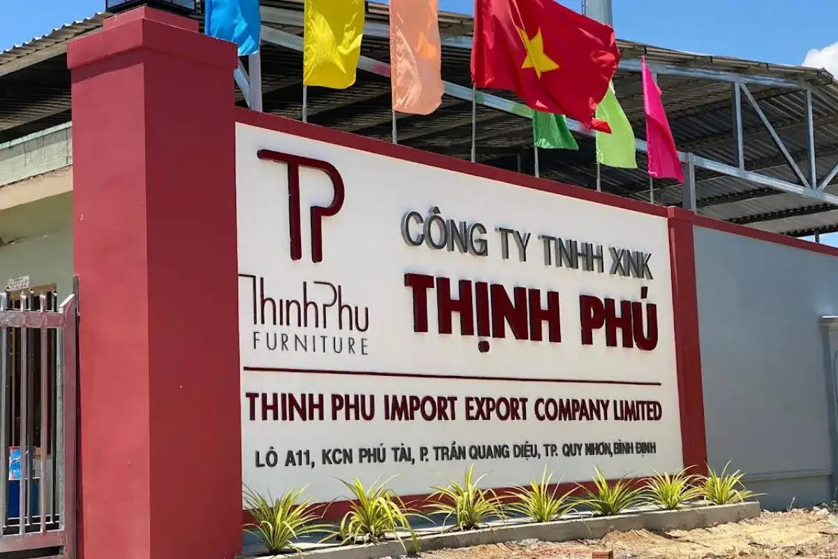 Alt: Entrance sign of Thinh Phu Furniture at Phu Tai Industrial Zone, highlighting the company’s role as a leading wooden outdoor furniture manufacturer in Quy Nhon.