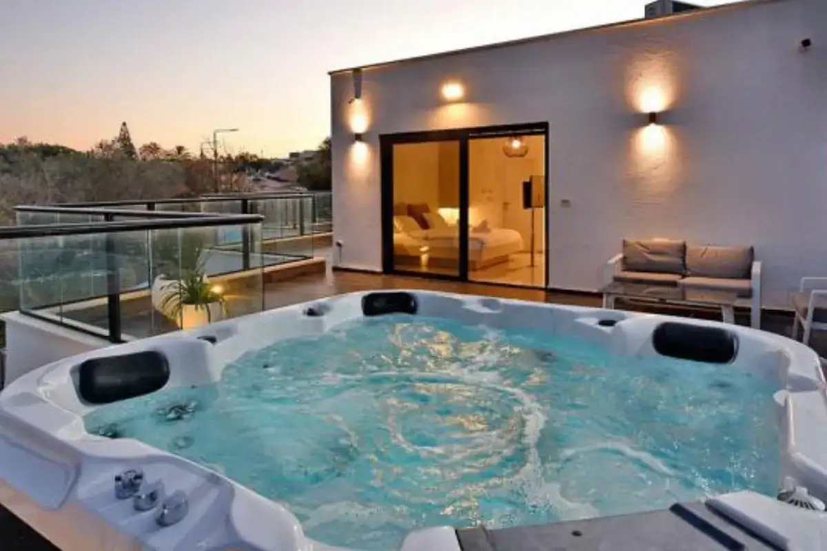 Khu jacuzzi trên sân thượng dành cho thư giãn riêng tư