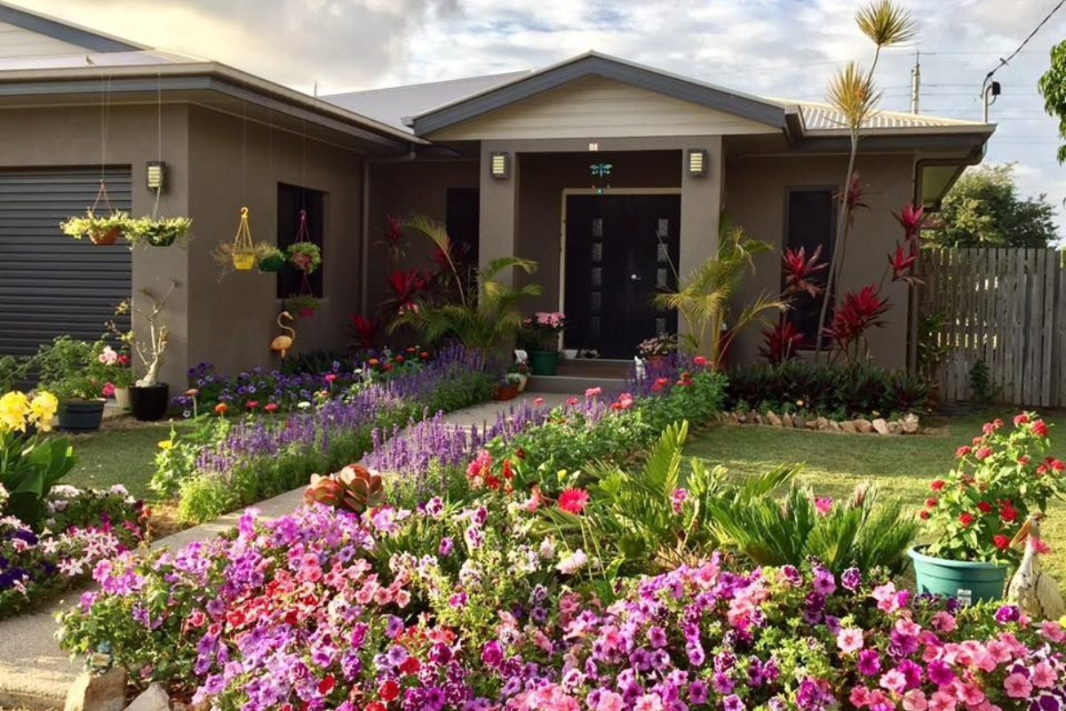 Top 10+ Beautiful, Easy-Care Plants for Front Yard Flower Beds That Attract Prosperity