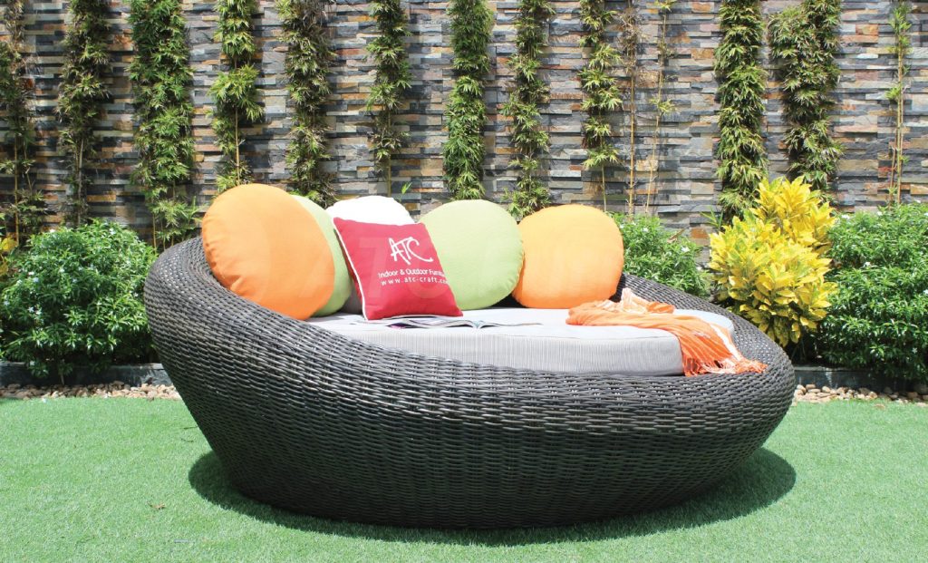 Round PE rattan sunbed for pool area