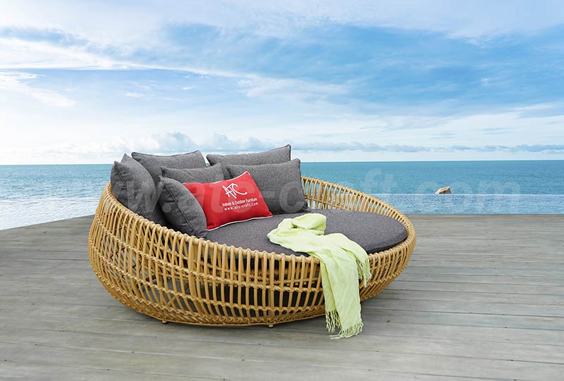 poly rattan chairs with prominent advantages