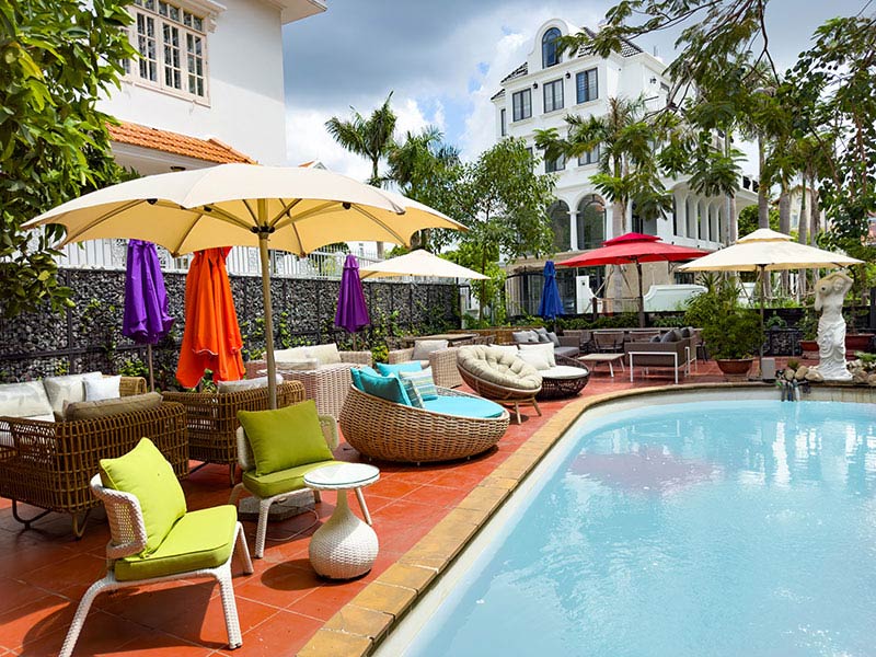 At the pool area, the arrangement of sun beds, sun loungers, and relaxing chairs are the best choices